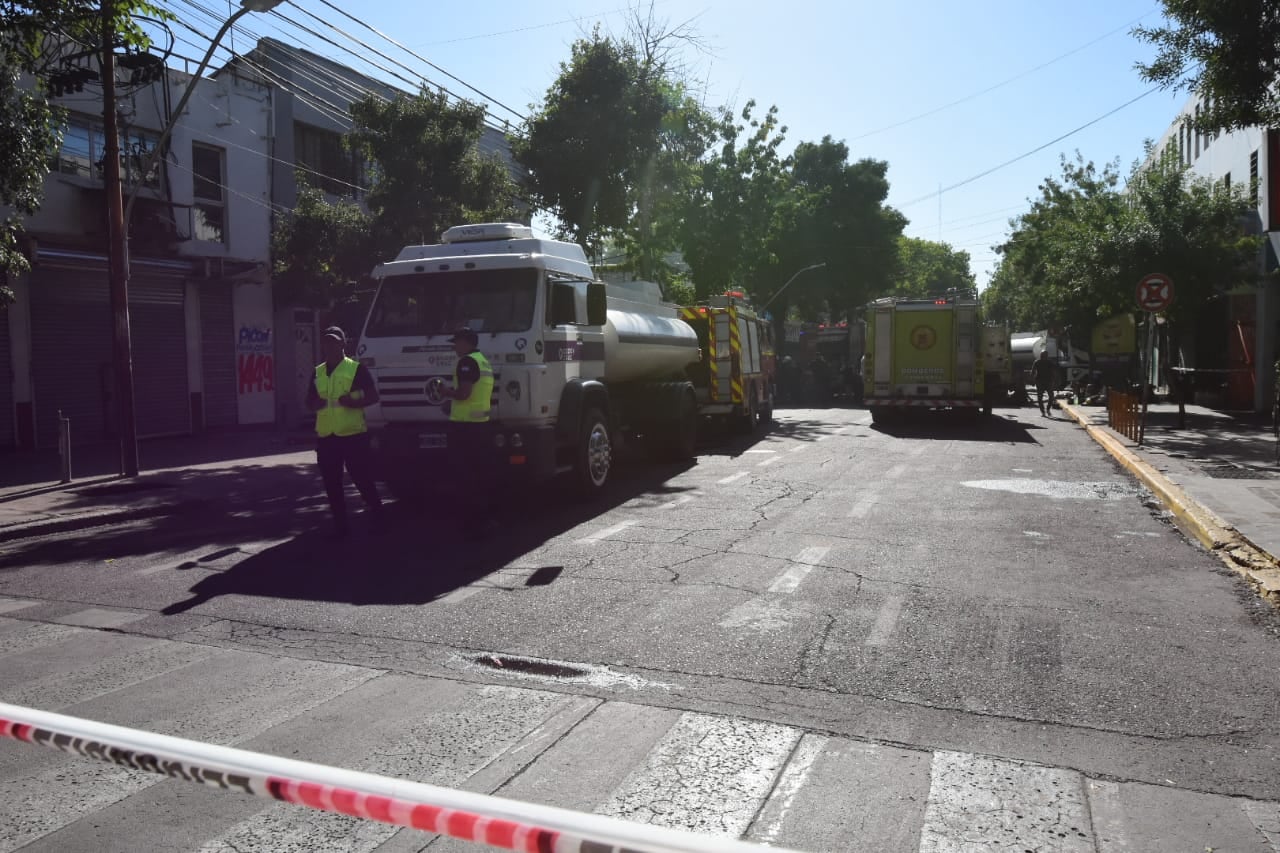 Impactante incendio en una feria persa: “Perdí el trabajo de toda una vida, todavía no caigo”. Foto: Mariana Villa / Los Andes