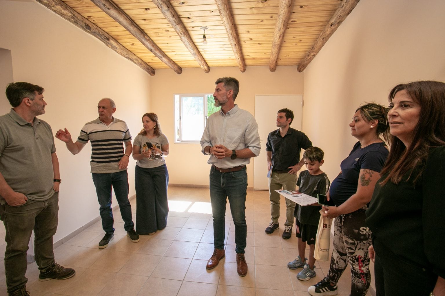 El intendente Ulpiano Suarez, junto a autoridades del Instituto Provincial de la Vivienda, entregó viviendas reconstruidas en el barrio El Libertador