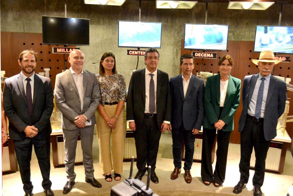 El subsecretario de Justicia, Marcelo D´agostino; El Pte. de la SCJ, Dalmiro Garay Cueli; Pta. de la Asoc. de Magistrados, Silvina Furlotti; Ministro de Gobierno y Justicia de Mendoza, Víctor Enrique Ibáñez Rosaz; Andrés Lombardi, Diputado Provincial; Pta. del IPJyC, Ida López y José Valerio, Ministro Coordinador Fuero Penal Colegiado.