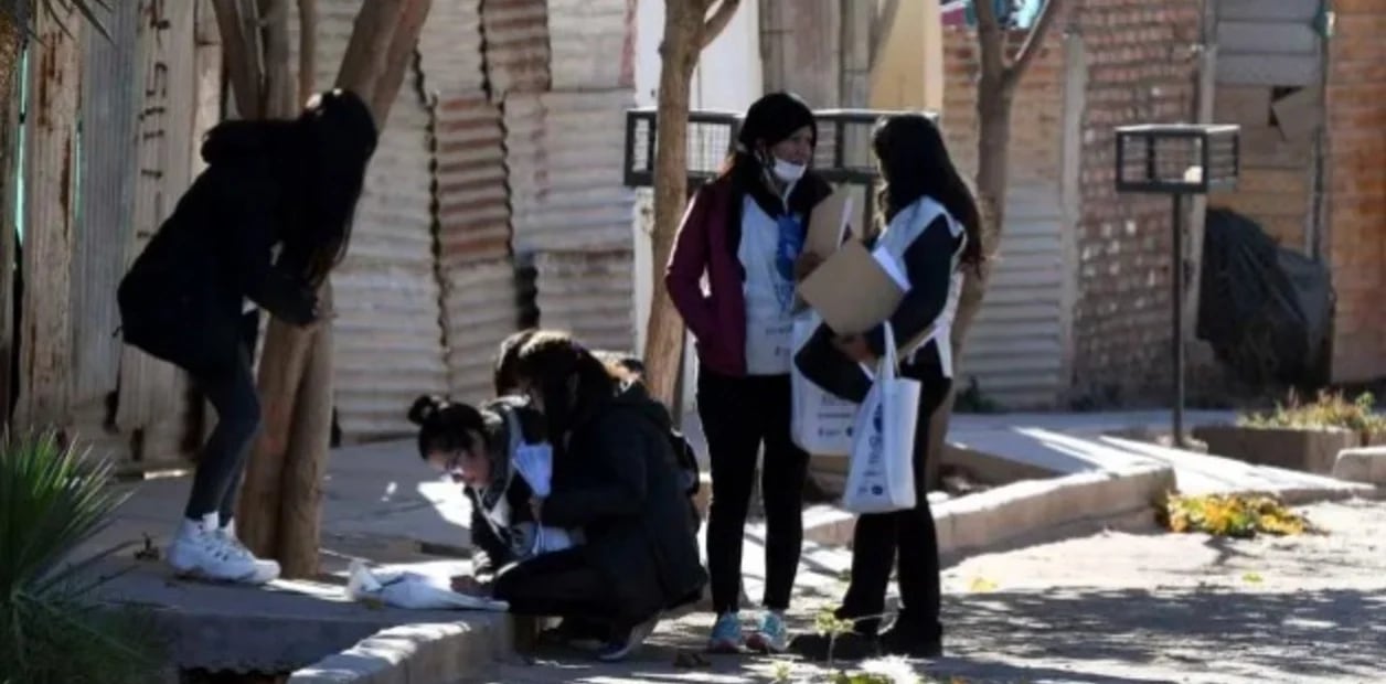 Luego de haberle hecho la advertencia a su novia, agarró un vaso y se lo arrojó con violencia desde varios metros de distancia. Foto: Web / Los Andes