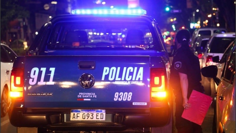 Al principio, el joven opuso resistencia a los policías, que en todo momento intentaron dialogar con él, pero la persona solo quería seguir caminando. 