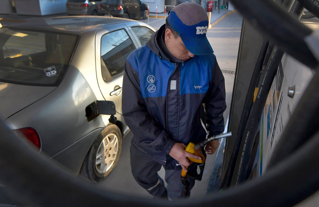 Mientras la nafta es más cara, el gasoil es más barato en Chile - Foto archivo Los Andes