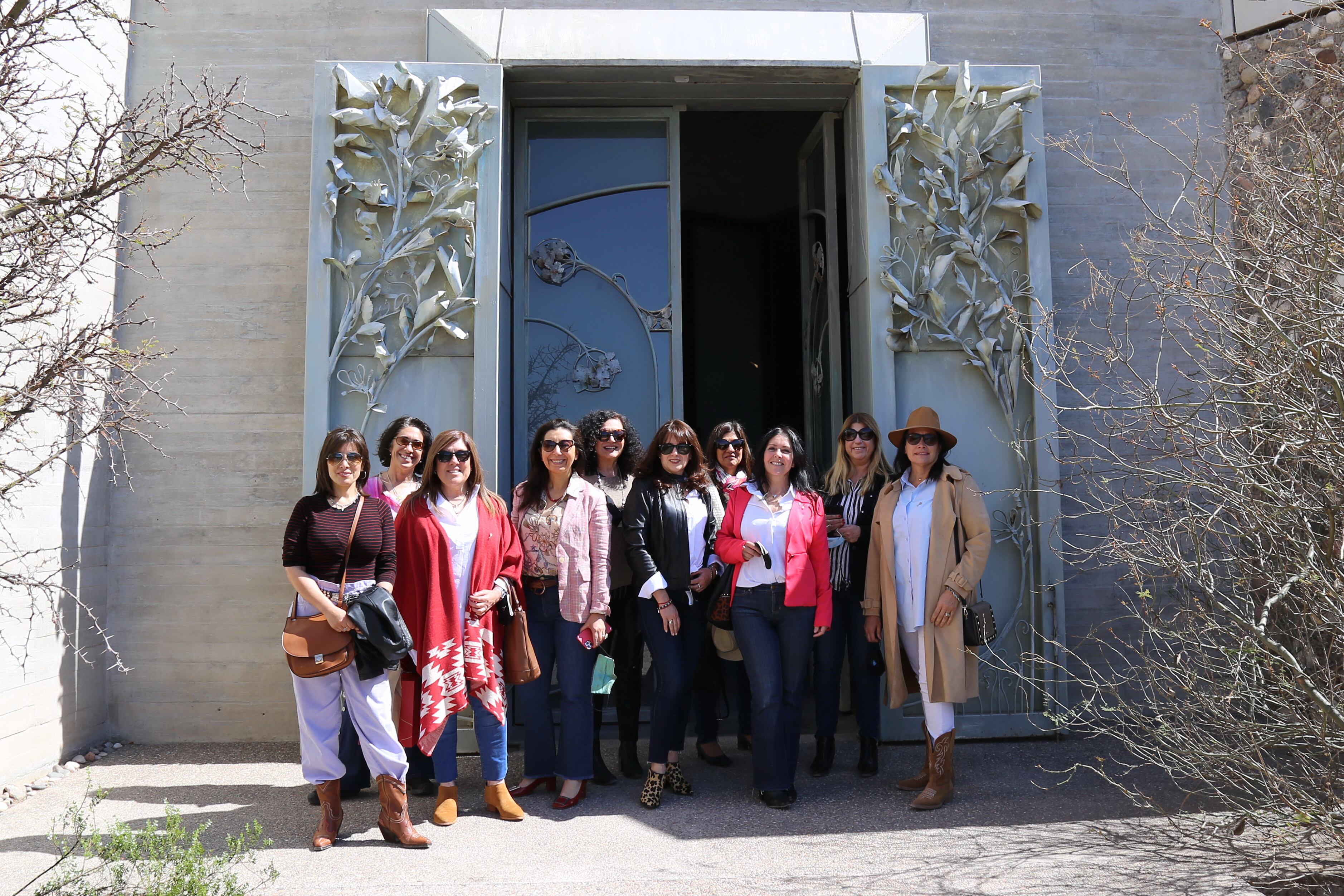 Gabriela Arriagada, Ana Gaibazzi, Carina Egea, Laura Barta, Flavia Orsini y Marcela Andino (atrás). Paula Robles, Susana Hemsy, Marcela Carrizo y Alejandra Alonso.