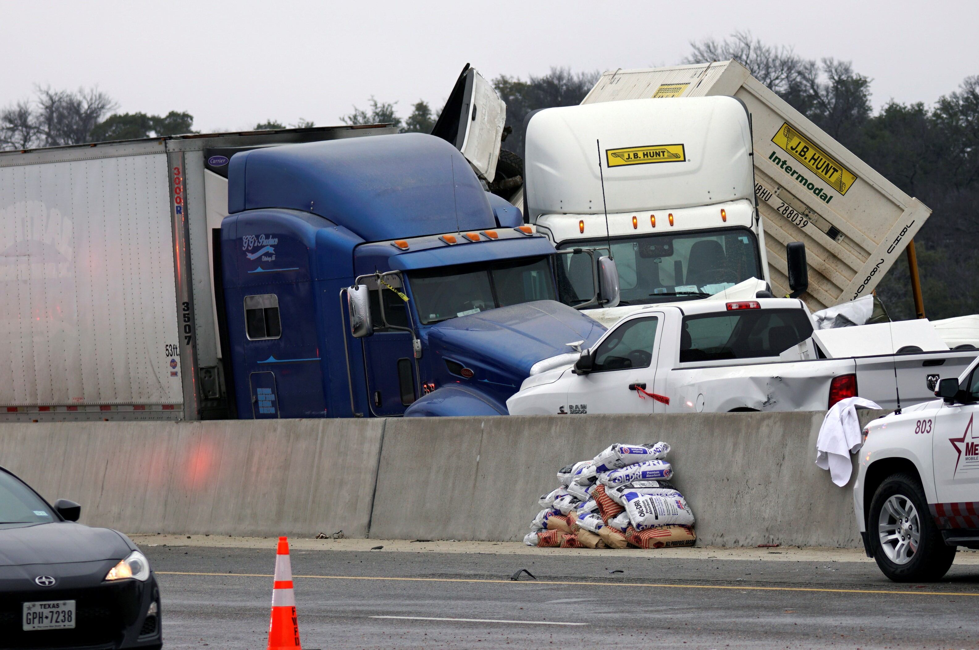 Un choque múltiple en texas, EE.UU., terminó en tragedia luego de que murieran al menos 5 personas producto a las condiciones de la carretera por el frío. AP