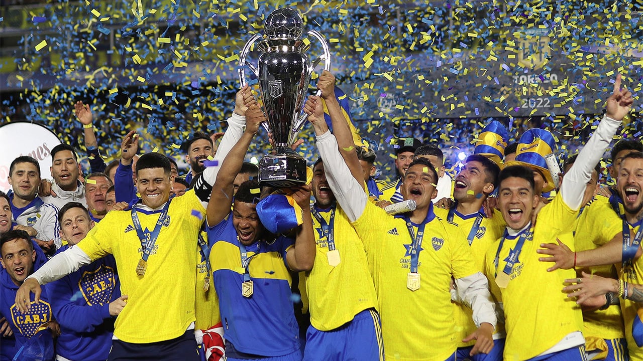 AMDEP8525. BUENOS AIRES (ARGENTINA), 23/10/2022.- Jugadores de Boca celebran hoy, al ganar Liga de Fútbol Profesional argentina en el estadio La Bombonera en Buenos Aires (Argentina). Boca Juniors se proclamó este domingo campeón de la Liga de Fútbol Profesional argentino tras empatar 2-2 con Independiente en la vigésima séptima y última jornada del torneo local. EFE/Juan Ignacio Roncoroni
