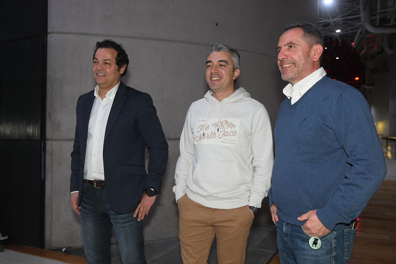 Germán Vicchi y Jorge Difonso quedaron como jefes de los Interbloques de La Unión Mendocina en la Legislatura. En la foto, posan con el ex intendente de Luján de Cuyo, Sebastián Bragagnolo. Foto: José Gutierrez / Los Andes 

