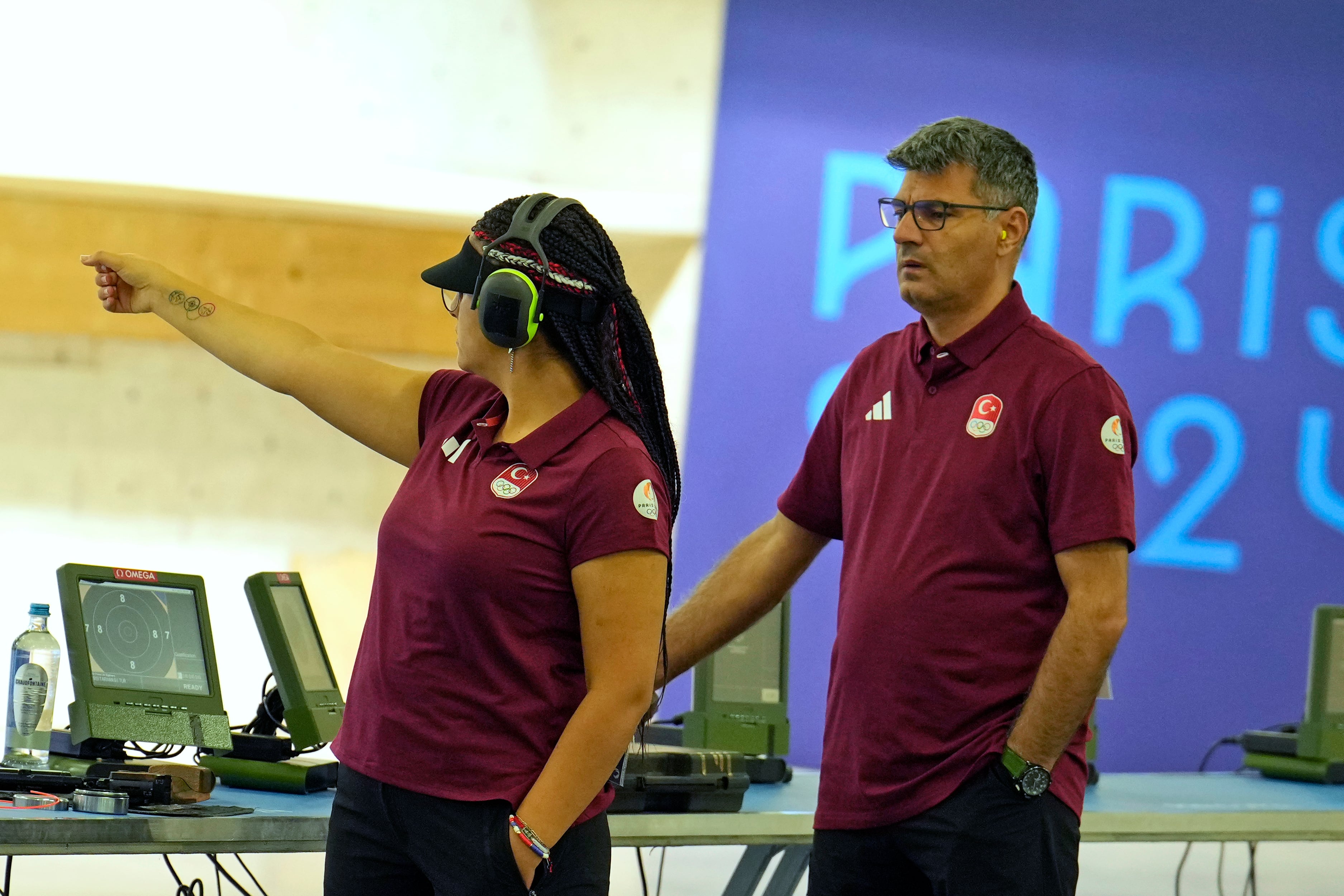 Los tiradores turcos Sevval Ilayda Tarhan (izquierda) y Yusuf Dikec. (AP Foto/Manish Swarup)