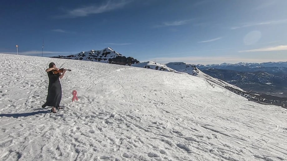 Una violinista tocó en el Cerro Chapelco para concientizar sobre la patología que afecta a cientos de mujeres. Fotos y video: Gentileza Cerro Chapelco.