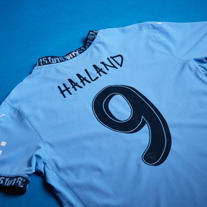 La camiseta de Haaland del Manchester City, con la tipografía diseñada por el ex Oasis Noel Gallagher.