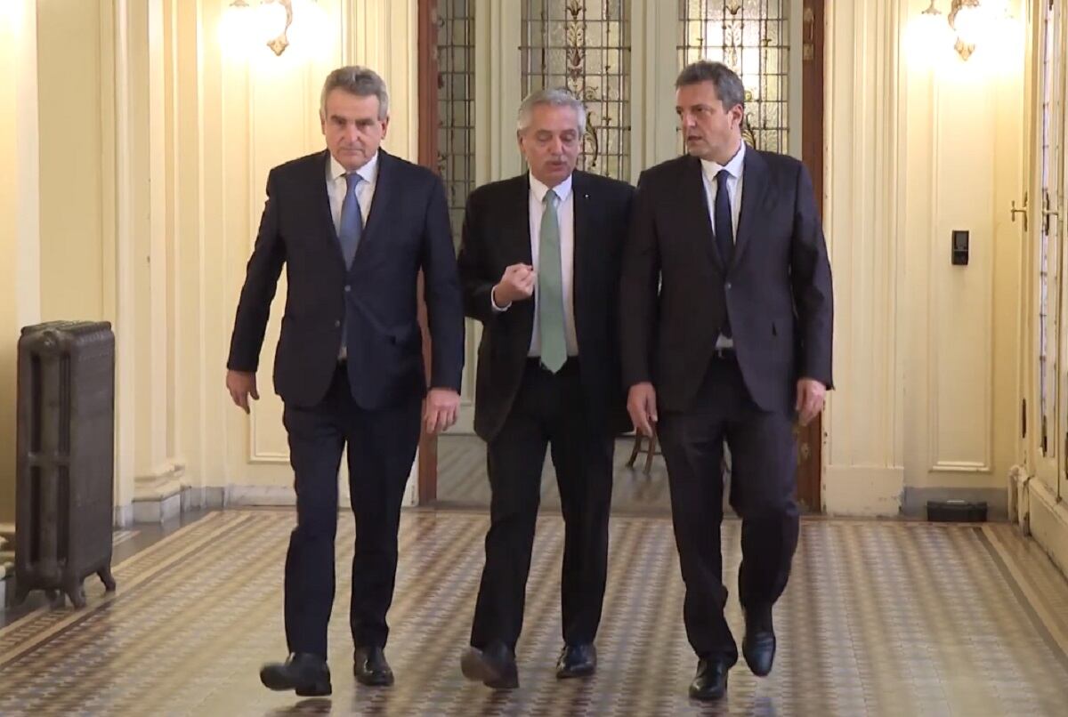 Massa, en modo campaña: prometió una medida de “alivio” en Ganancias. En la foto, junto a su compañero de fórmula Rossi y el presidente Alberto Fernández. / Captura de video