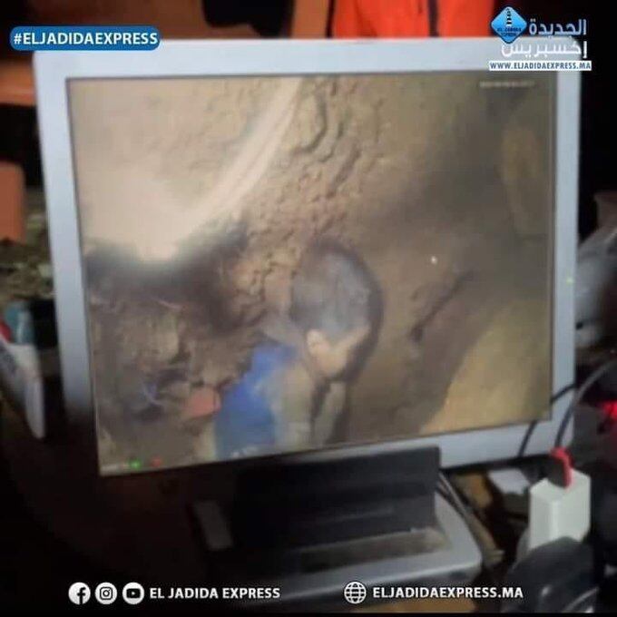 El equipo sigue en vivo a Rayan con una cámara que instalaron en el lugar. El niño sigue con vida. (Twitter / @ridermarina)