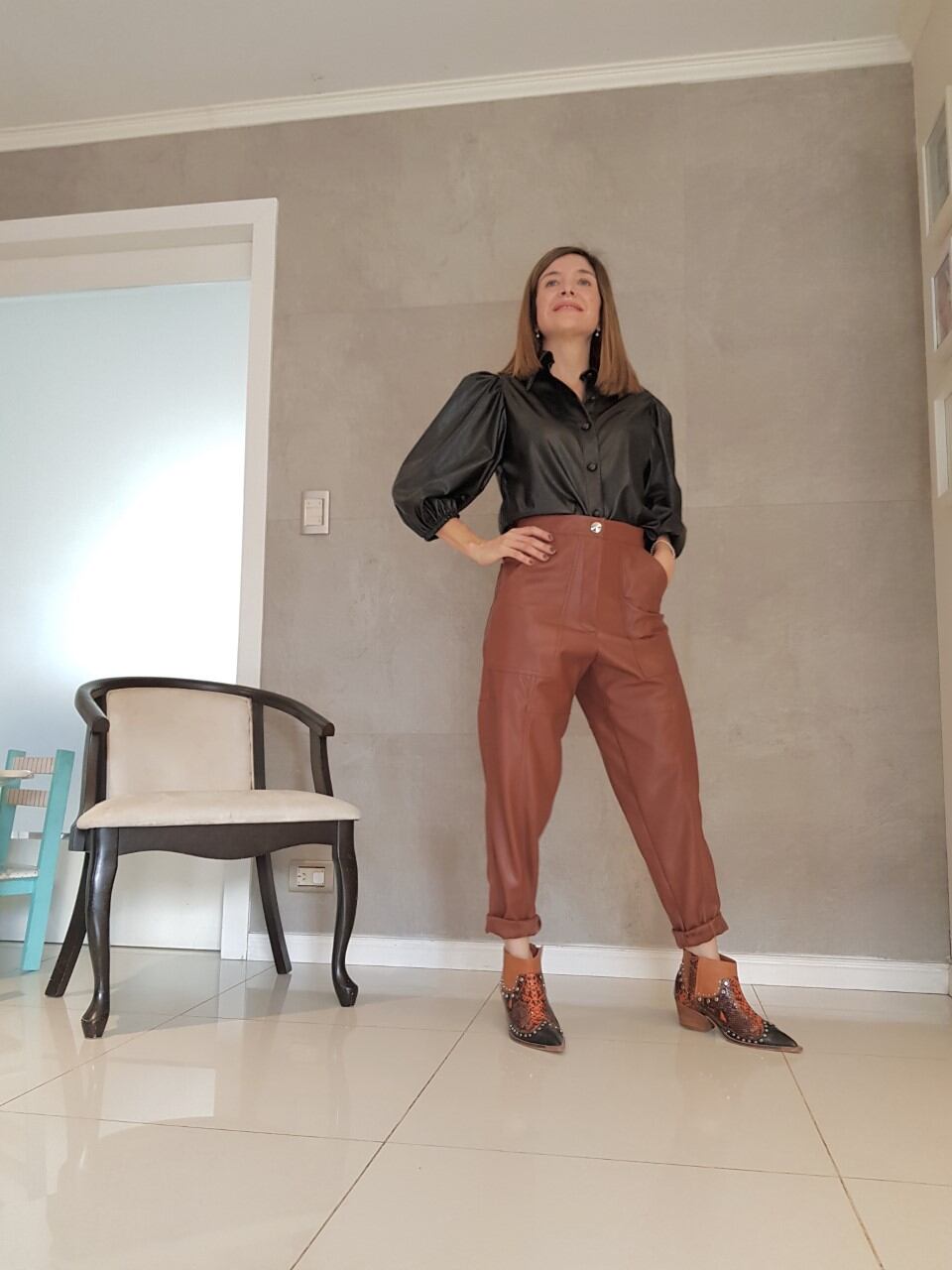 Agus de @cosa.de.mujeres con pantalón y camisa de cuero de diferentes colores