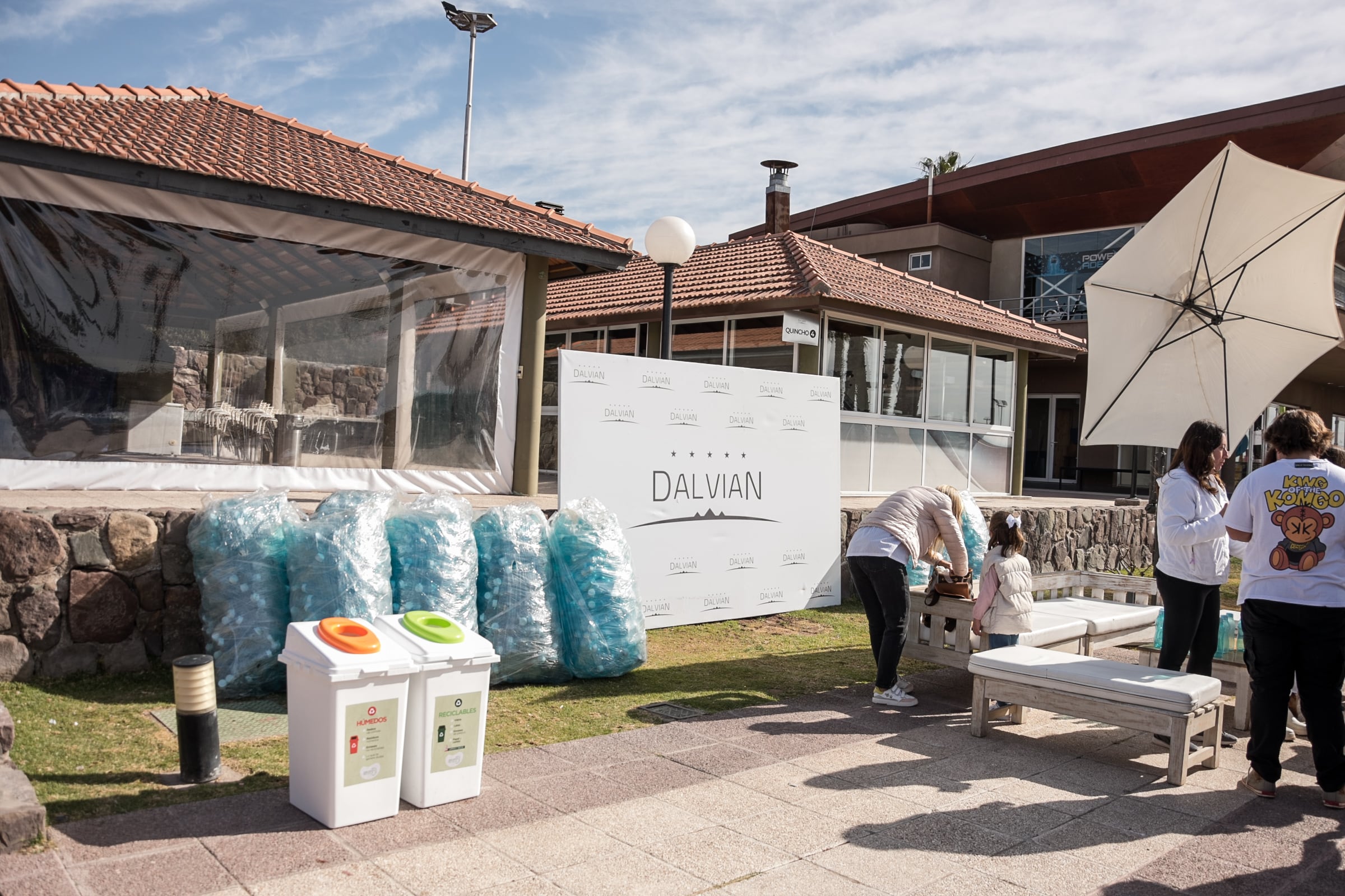 La presencia del concepto sustentable fue el eje de festejo; recipientes separdores de residuos, y botellas plásticas reutilizables para todos los niños.
PH: Romi Abel