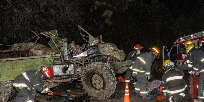 El estado del camión del Ejército tras el accidente. Foto: X / @PaMiguelangelpa