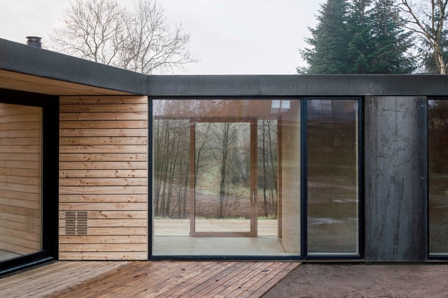 Cada ala cuenta con un hermoso patio interno que conjuga la casa con la hermosa naturaleza del bosque.