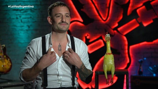 El participante de La Voz Argentina que cantó junto a un pollo de plástico