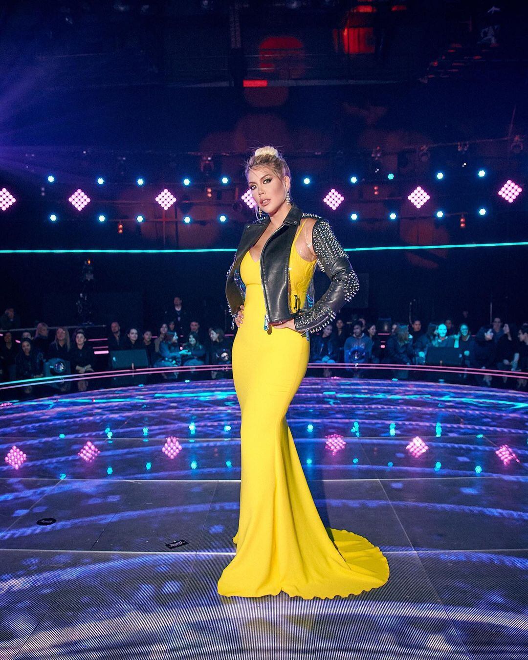 Con un vestido al cuerpo y tachas, Wanda Nara demostró porqué el amarillo es su mejor color.