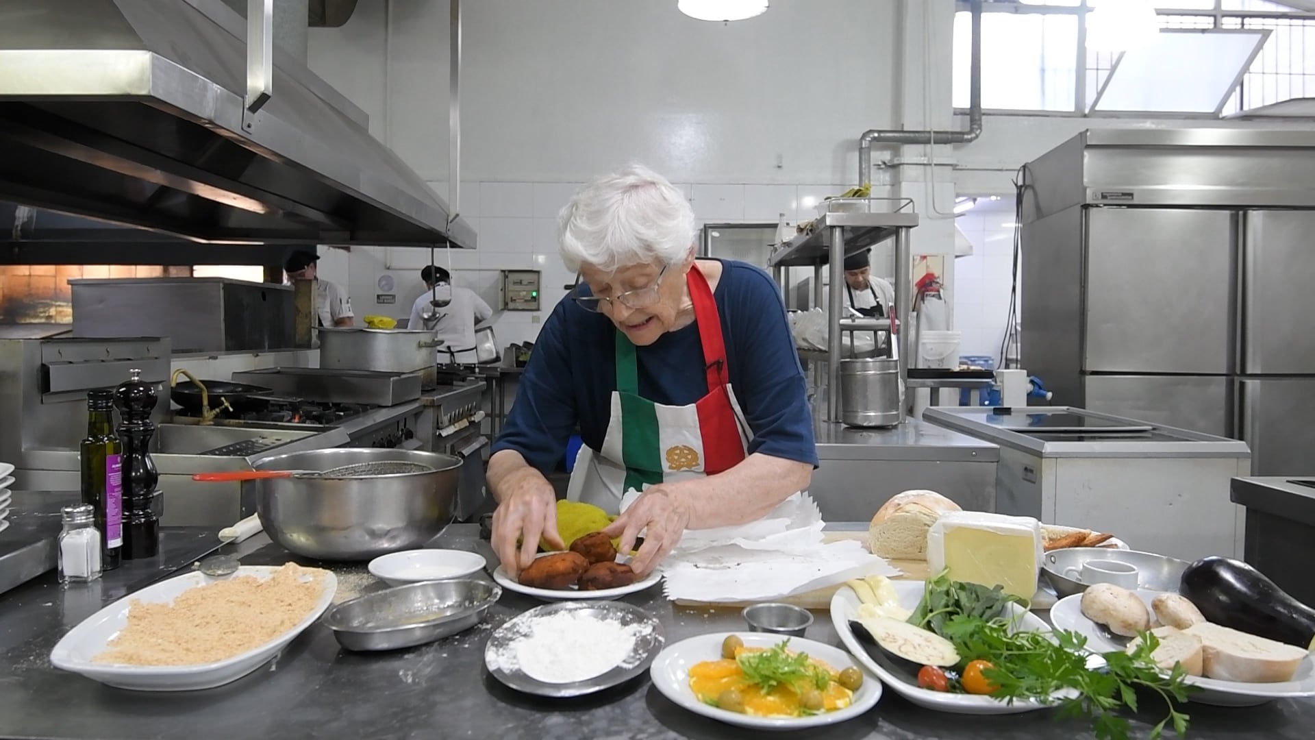 Teresa Barbera enseña a preparar "Mozzarella in carrozza". Foto: Marcelo Rolland / Los Andes