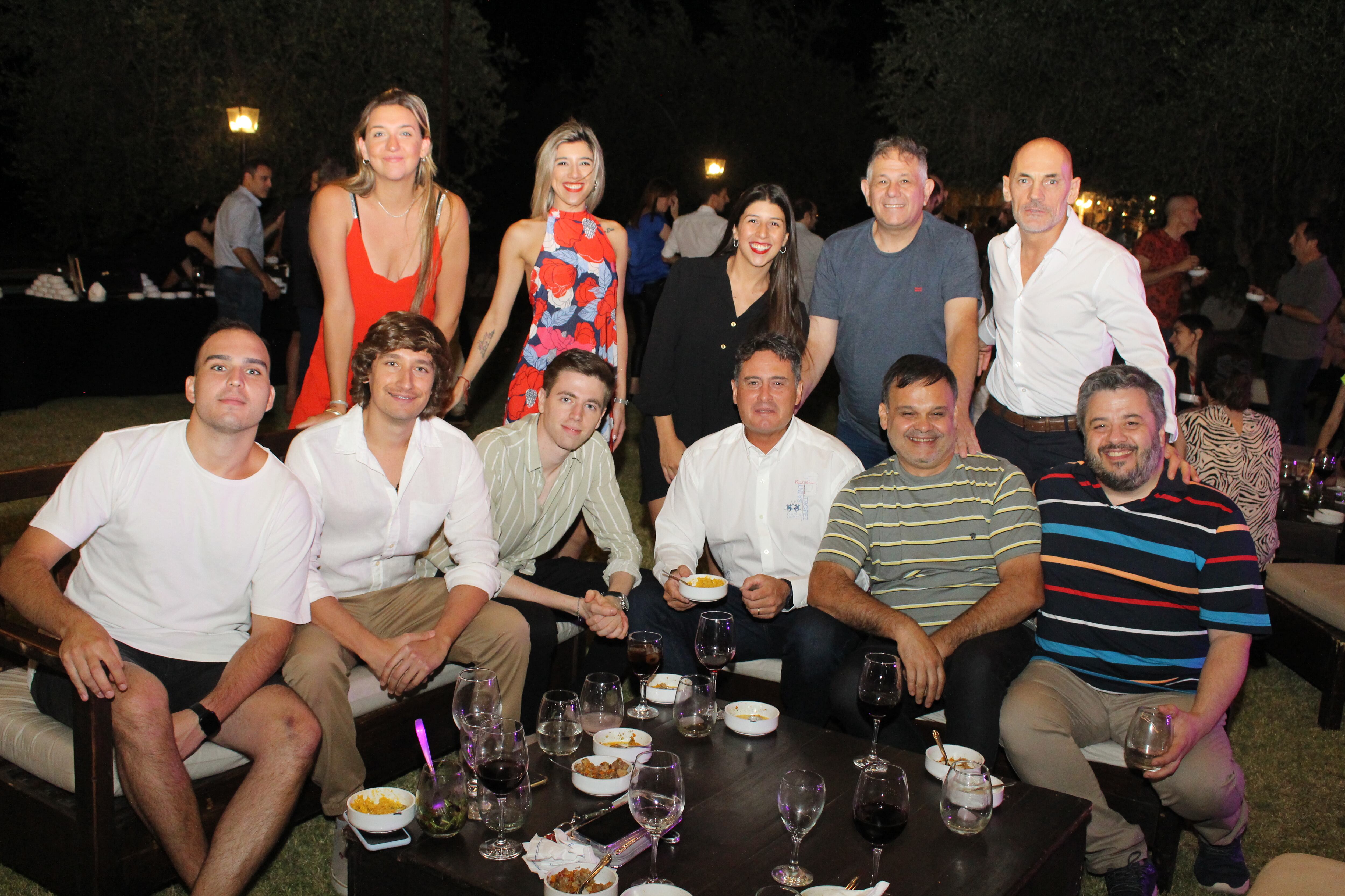 El equipo comercial de Los Andes: sentados, Tomás Montenegro, Julián Vilches, Agustín Laiseca, Leonardo Sampieri, junto a Sergio Puppato y Félix Morales de Publicidad. Parados, Luciana Mera, Pamela Pleitel, Selene Jaliff, Francisco Giménez y Marcelo Marchiori.