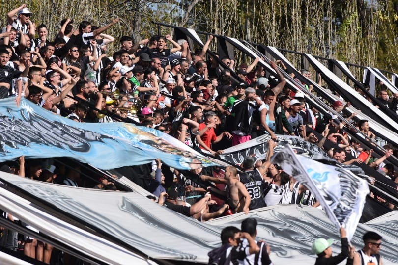 Otra vez, los hinchas de Gimnasia y Esgrima coparon su tribuna. / Mariana Villa (Los Andes).