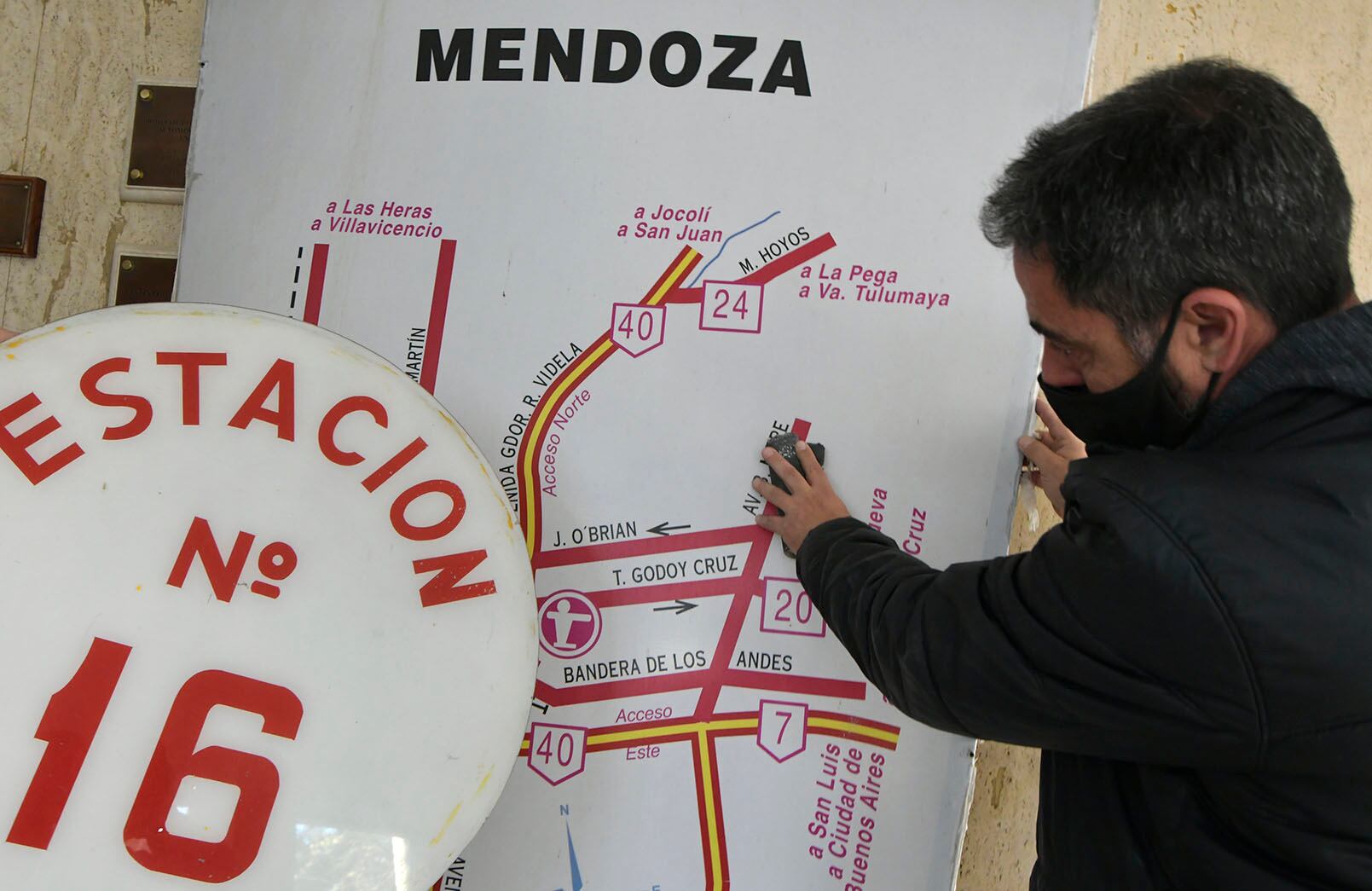 Continúan las tareas de puesta en valor del antiguo cartel histórico del ACA. Foto: Orlando Pelichotti / Los Andes