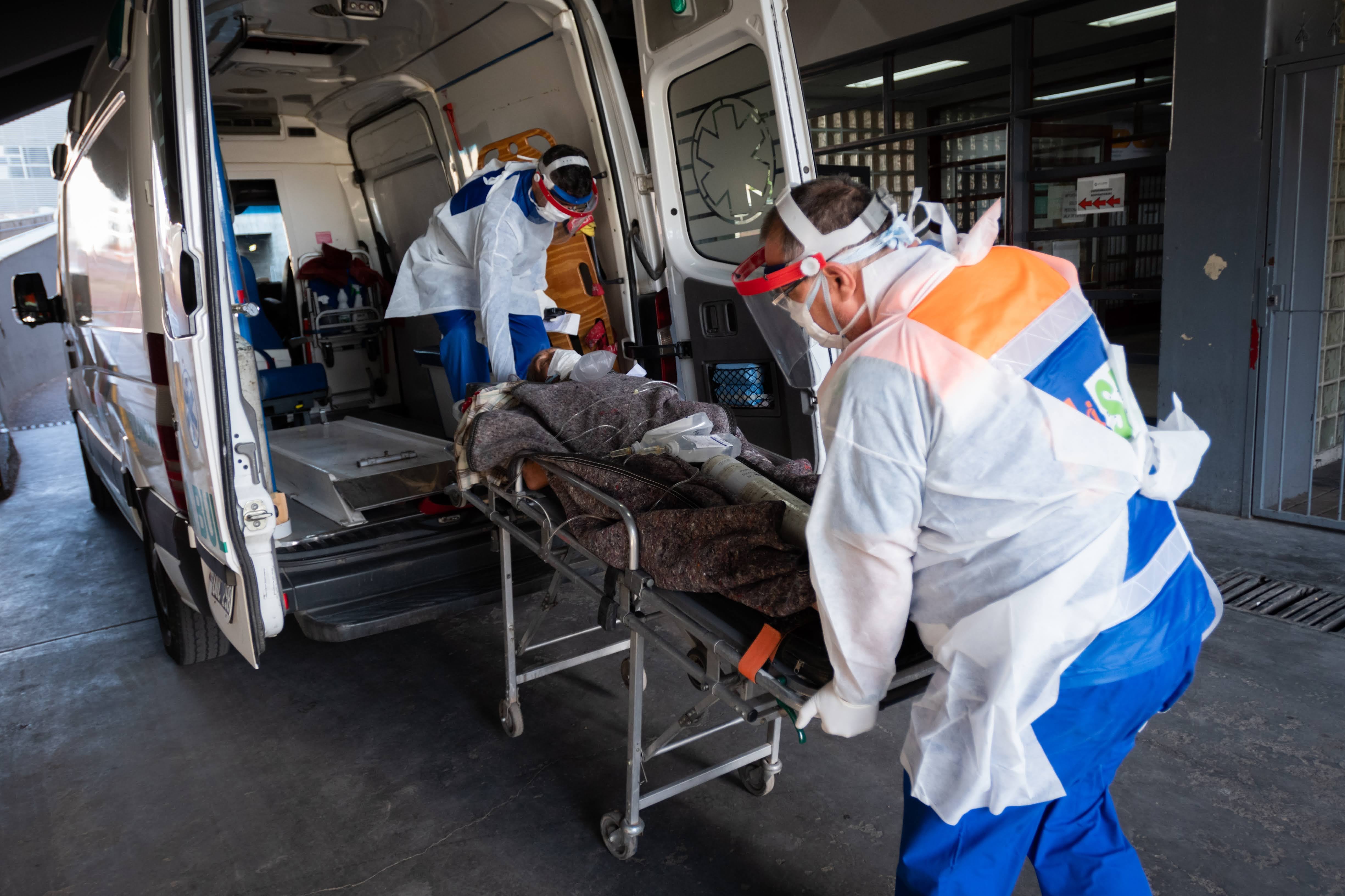 Octubre. Personal del servicio coordinado de emergencias traslada una persona con síntomas  de Covid-19 a la guardia del Hospital Central.