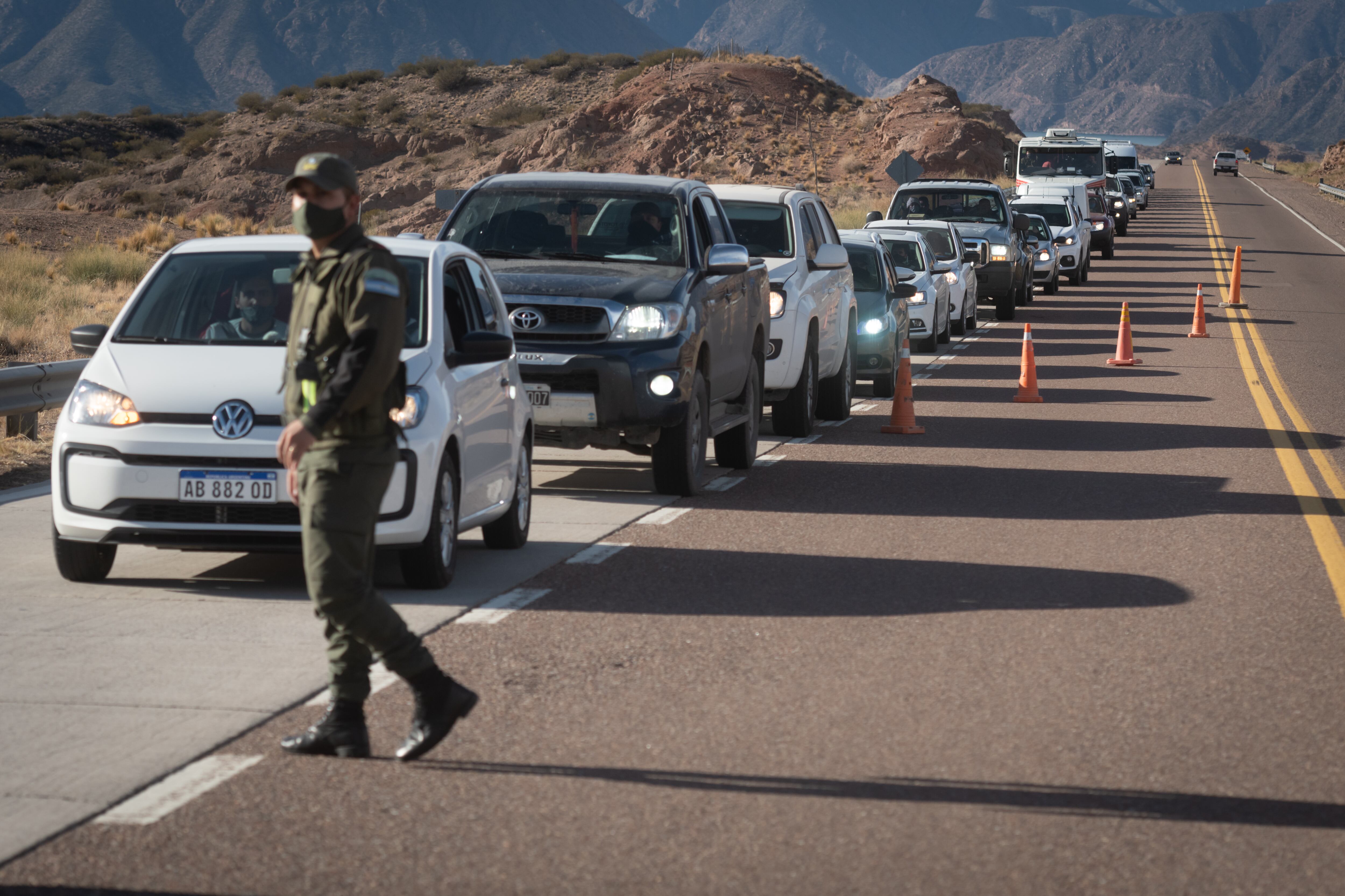 Miles de turistas se desplazaron para disfrutar de la montaña en el inicio del fin de semana “XL”.