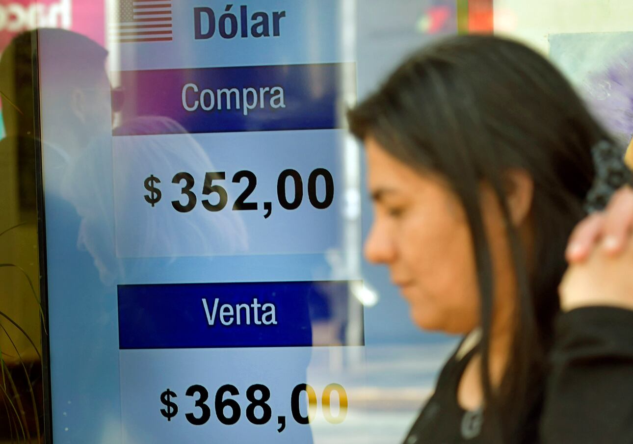 En el Banco Nación, el tipo de cambio oficial se muestra en $365,50 para la venta. En el promedio de bancos, y con todos los impuestos asociados, cotiza a más de $700.

Foto:  Orlando Pelichotti
