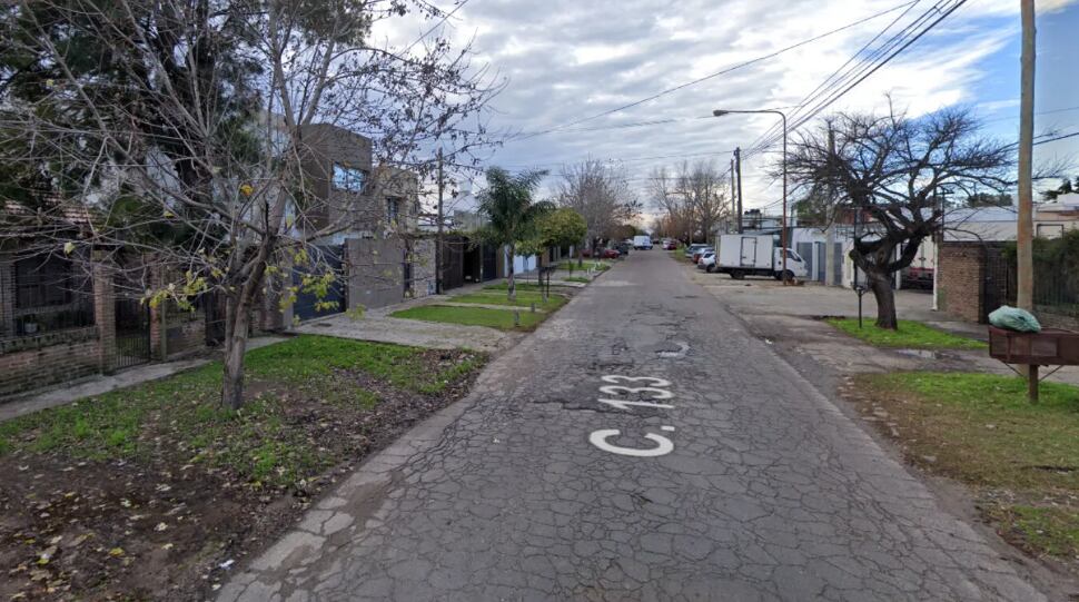 La casa usurpada se ubica en la calle 133, entre 40 y 41, del barrio San Carlos.