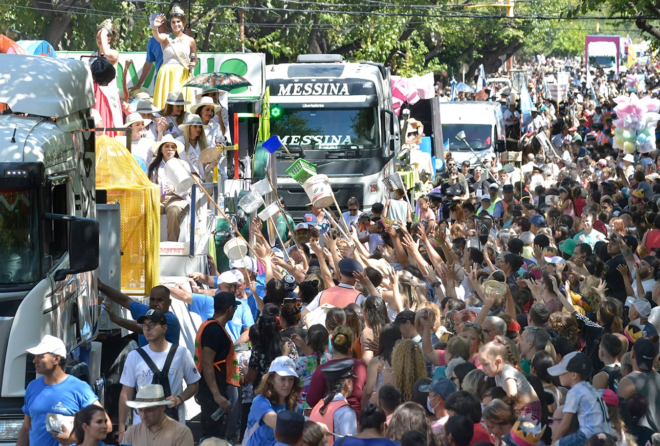 Vendimia 2023   Carrusel de las Reinas 
 La gente colmó  las calles céntricas de Mendoza para celebrar junto a las 18 reinas y distintas agrupaciones culturales y sociales, que reflejan el espíritu local.


Foto: Orlando Pelichotti