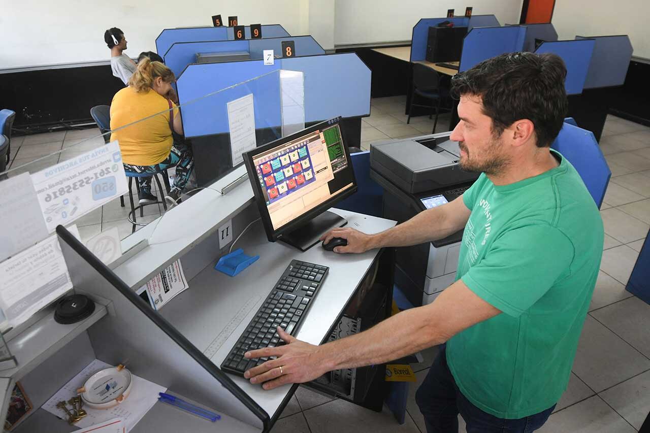 Cómo sebreviven y trabajan los Ciber en Mendoza enfrentando la era de la tecnológia avanzada.
Sebastian también tiene hace fotocopias, impresiones para poder seguir adelante con el negocio
Foto: José Gutierrez / Los Andes