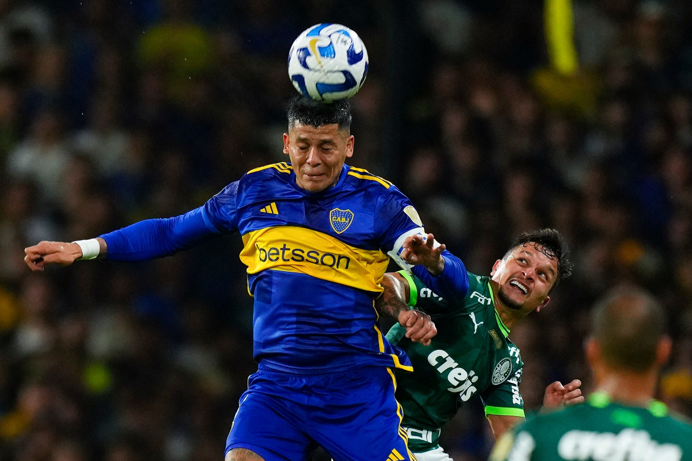 Faustino Rojo, de Boca Juniors de Argetnina, disputa un centro con Artur, de Palmeiras de Brasil, en la ida de las semifinales de la Copa Libertadores, el jueves 28 de septiembre de 2023 (AP Foto/Natacha Pisarenko)