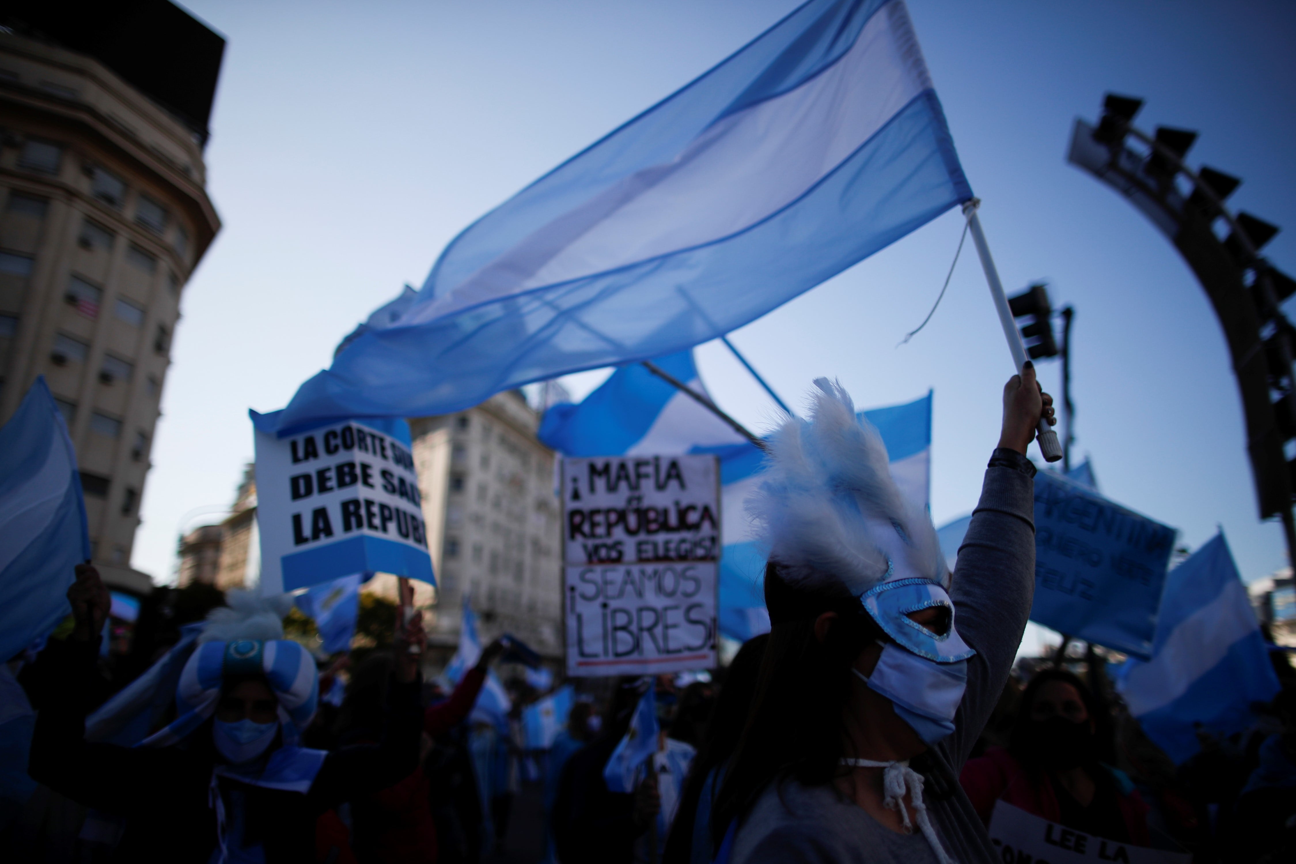 Las consignas que pronunciaban los manifestantes eran contra la reforma judicial, las medidas cambiarias y las disposiciones del aislamiento  Foto: AP