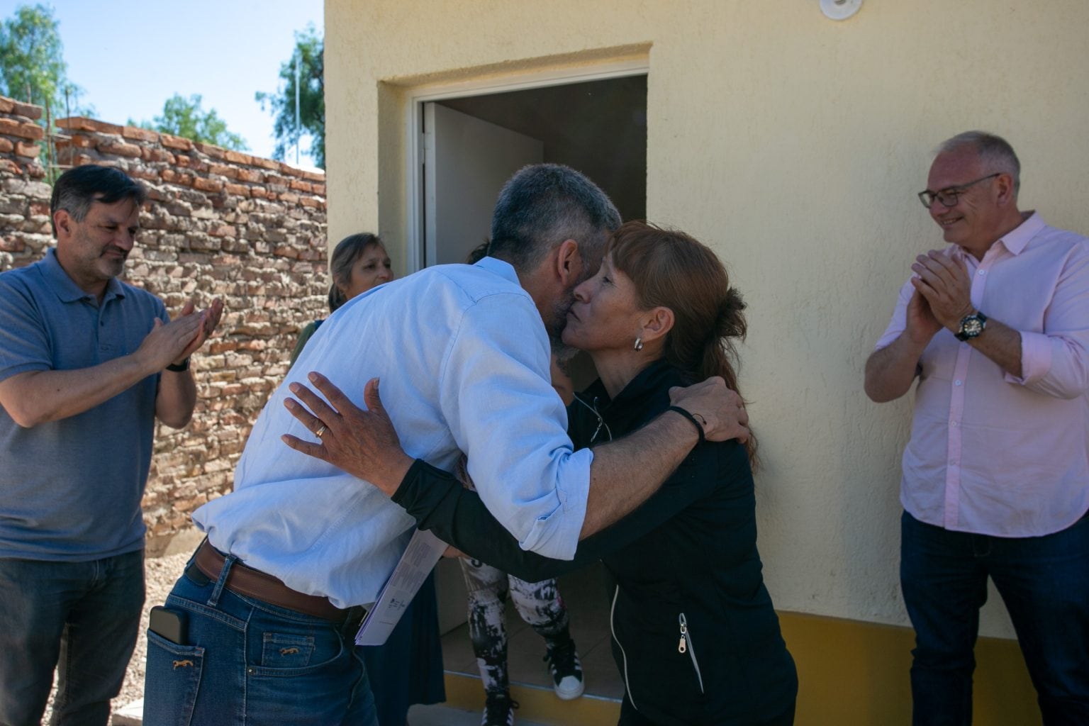 El intendente Ulpiano Suarez, junto a autoridades del Instituto Provincial de la Vivienda, entregó viviendas reconstruidas en el barrio El Libertador