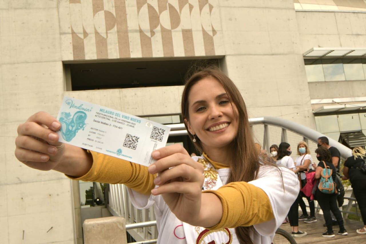 Vendimia: con la ilusión de estar en el escenario, la “reina blue” de Guaymallén ya tiene su entrada para la Fiesta. Foto: Orlando Pelichotti / Los Andes.