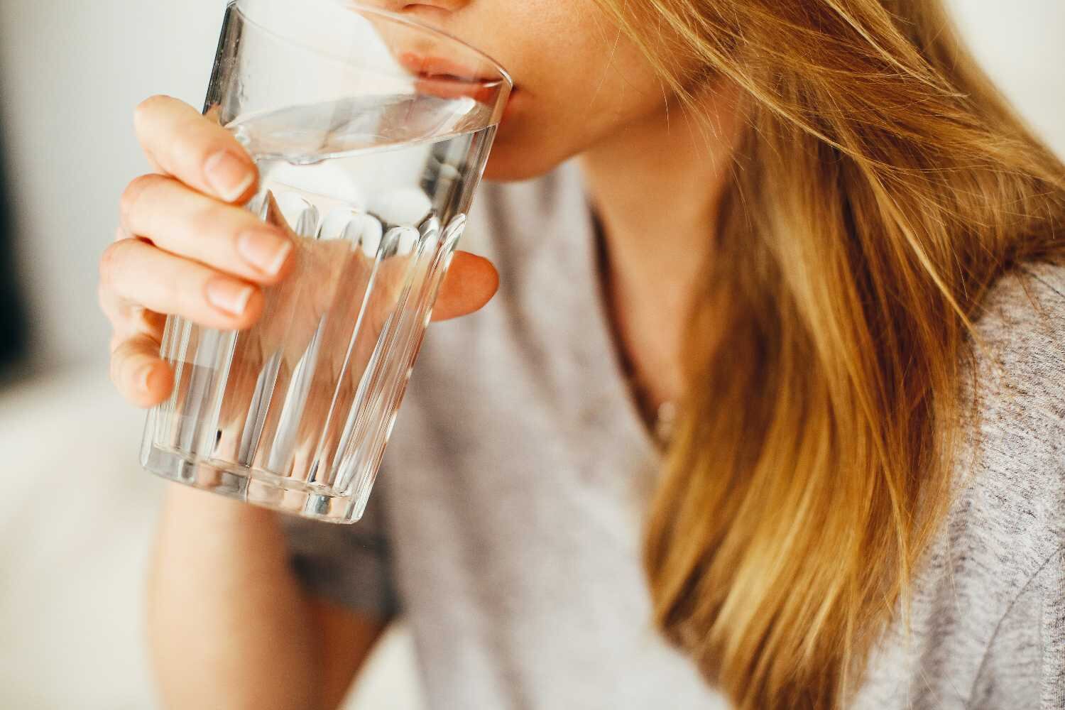 Tomá agua para mantener tu piel hidratada desde el interior. La hidratación es fundamental para la salud de la piel.