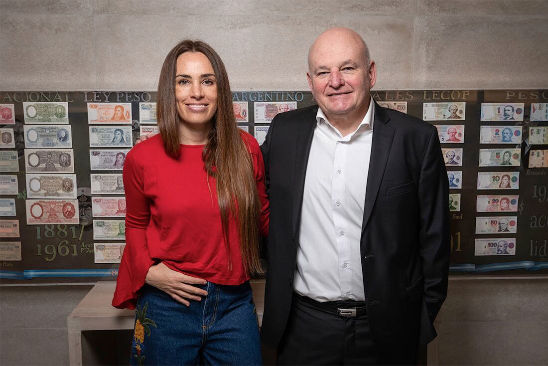 La pintora de Florencia Aise, fue contratada por el coleccionista mendocino Oscar Caseres y pintó un cuadro basado en la historia de la moneda argentina a través de los años.

Foto: Ignacio Blanco / Los Andes 