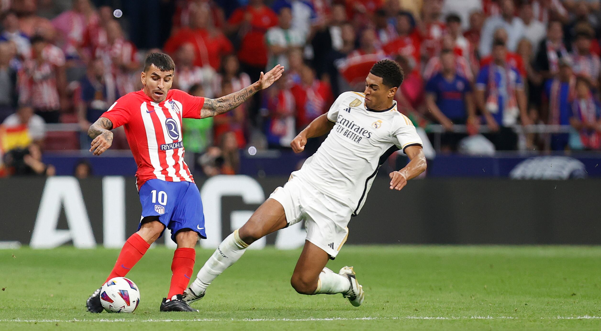 Ángel Correa recibió una fuerte falta de Bellingham en el clásico y terminó lesionado. (Atlético Madrid)