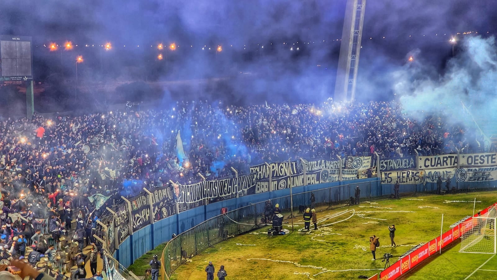 Impresionante fueel marco que mostró la gente de Independiente Rivadavia. Coparon San Luis y en las tribunas, ganaron por goleada. / Gentileza.