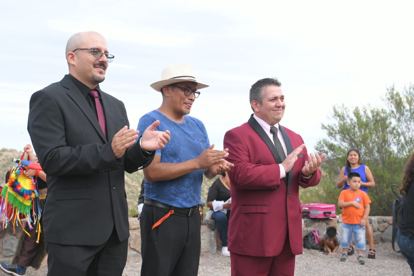 El director de la FIesta Nacional de la Vendimia 2024, Pablo Perri, participó de la Vendimia de los Cerros y aplaudió al director de ese festejo Vicente Mamani. Foto: Marcelo Rolland / Los Andes