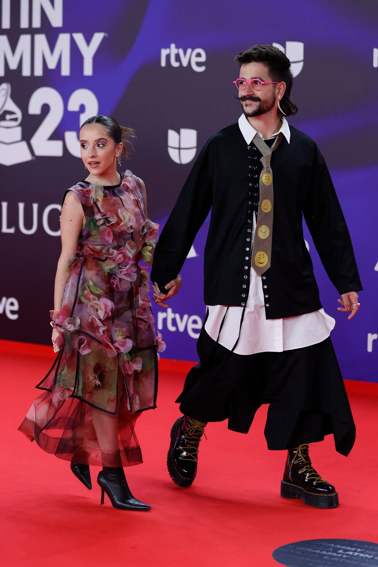 SEVILLA. 16/11/2023.- El músico y cantautor colombiano Camilo y su mujer Evaluna Montaner posan para los fotógrafos en la alfombra roja de la gala anual de los Latin Grammy, este jueves en Sevilla. EFE/Jorge Zapata
