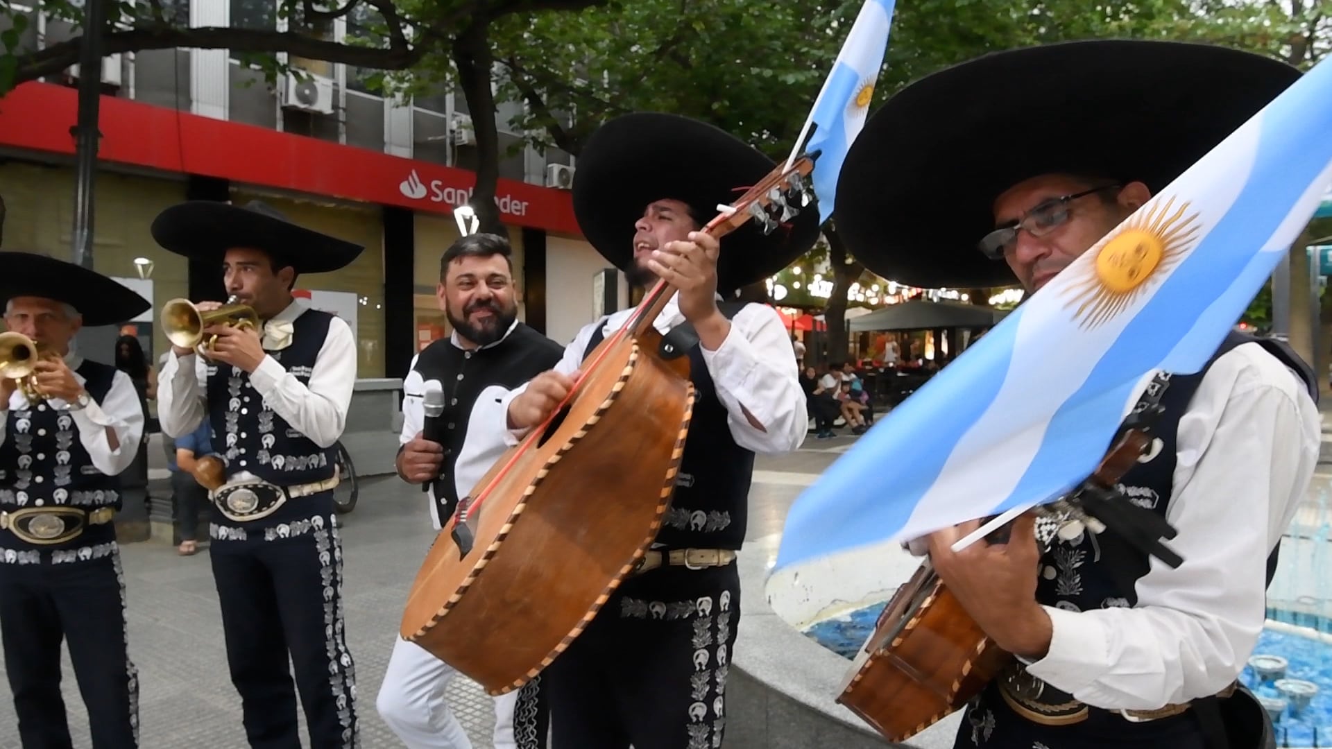 El grupo Mariachis Veracruz dedican una canción a la selección argentina a horas del partido ante México. Foto: Marcelo Rolland / Los Andes