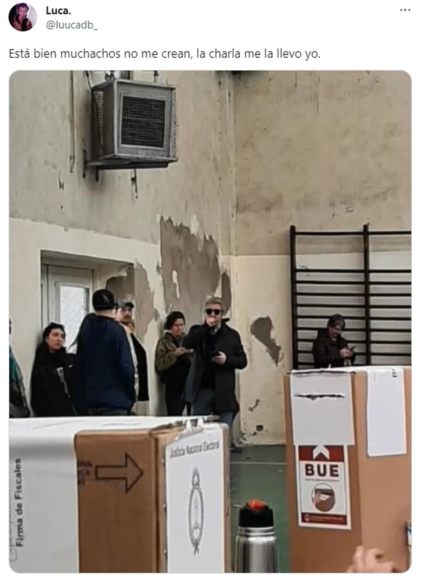 El joven que contó la anécdota compartió una foto de Darín esperando para votar.