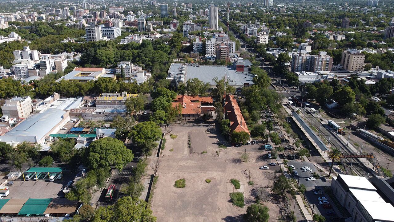 Parte de los terrenos de la ex Estación Mendoza del ferrocarril General San Martín, serán subastados a mediados de año, confían en el municipio capitalino.. Foto: Marcelo Rolland / Los Andes