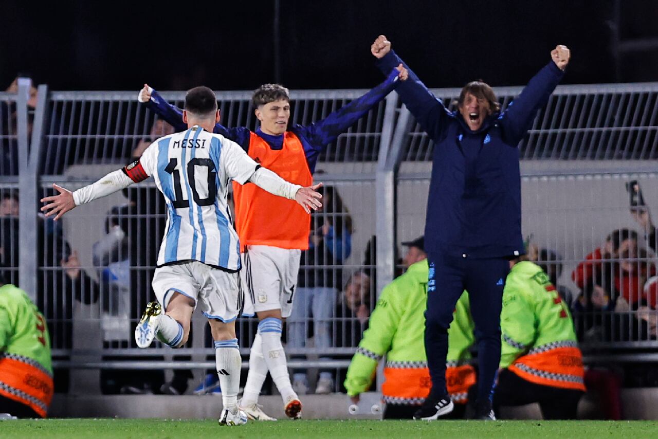 AMDEP9070. BUENOS AIRES (ARGENTINA), 07/09/2023.- Lionel Messi de Argentina celebra su gol hoy, en un partido de las Eliminatorias Sudamericanas para la Copa Mundial de Fútbol 2026 entre Argentina y Ecuador en el estadio Más Monumental en Buenos Aires (Argentina). EFE/ Juan Ignacio Roncoroni
