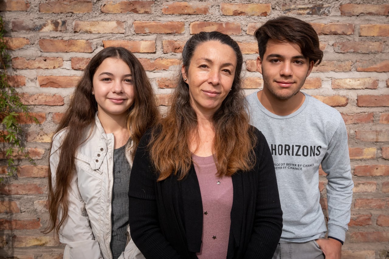 Ángel y su mamá María Rosa siempre agradecen la ayuda de los uniformados, a quienes consideran sus héroes. | Foto: Ignacio Blanco / Los Andes 