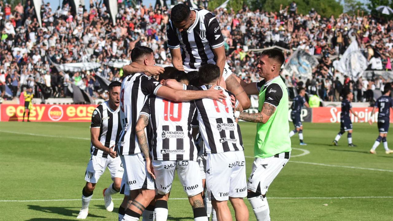 Superclásico del fútbol Mendoza. En el Víctor Legotaglie, Gimnasia y Esgrima e Independiente Rivadavia juegan un cruce histórico en la Primera Nacional. / Mariana Villa (Los Andes). 