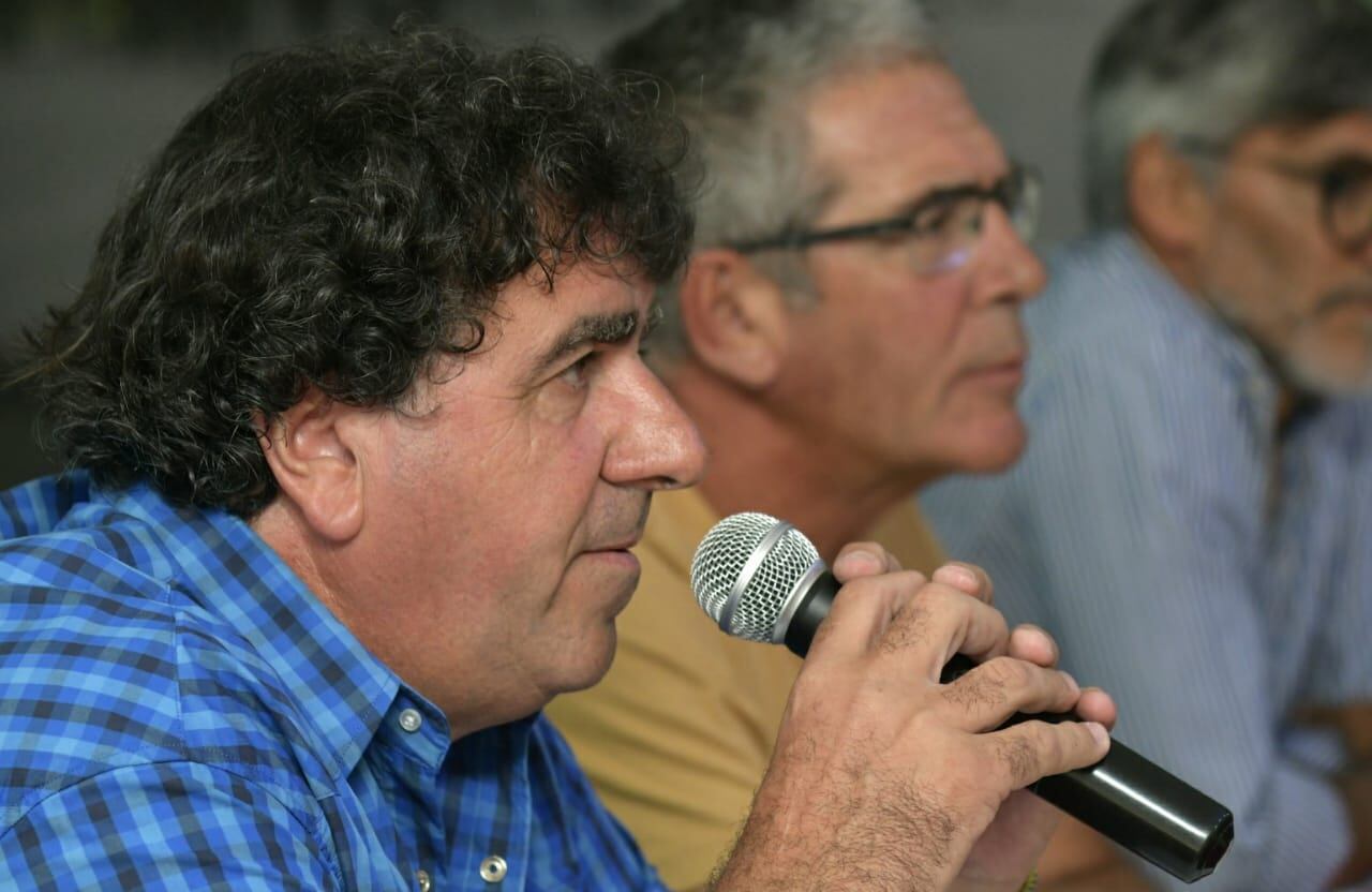 Fernando Lanzone y Federico Chiapetta durante la presentación de la 47° Vuelta Ciclista de Mendoza. / Orlando Pelichotti