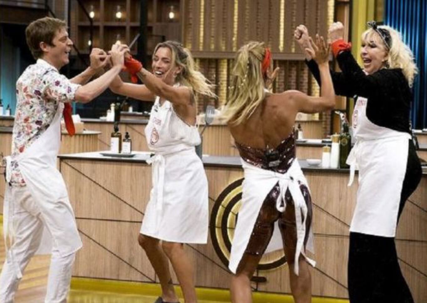 Los nuevos participantes de "MasterChef Celebrity" demuestran su simpatía ante la cámara. 