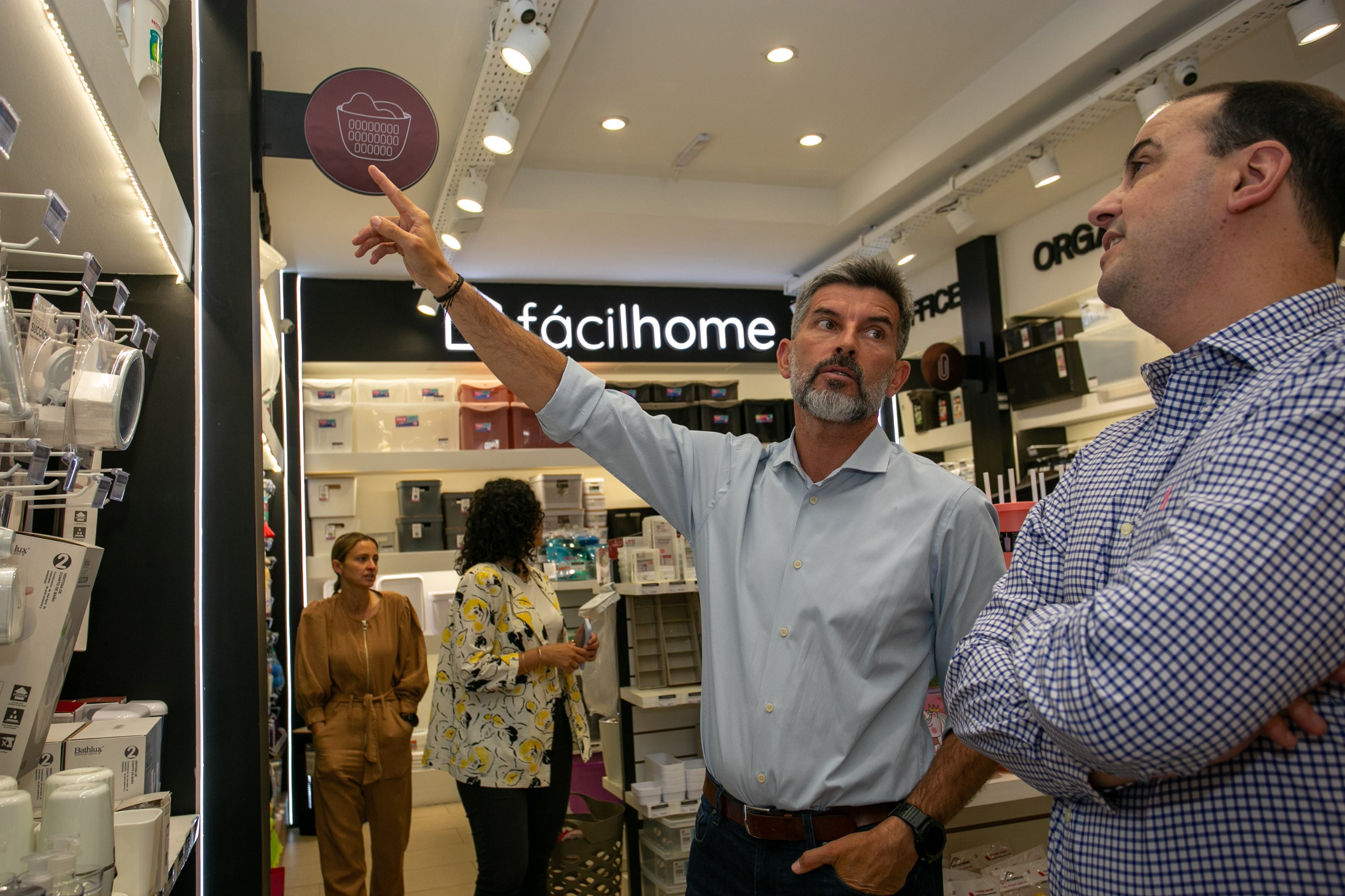 Ulpiano Suarez participó de la apertura de un nuevo comercio